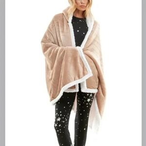 ⭐️40% Off⭐️ Socialite Hooded Sherpa Throw Poncho